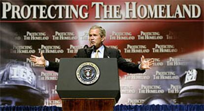 El presidente de EE UU, George W. Bush, durante un discurso pronunciado ayer ante funcionarios federales en Washington.