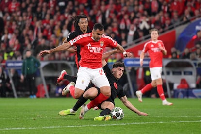 Cubarsí comete falta ante Pavlidis, que le costó la tarjeta roja