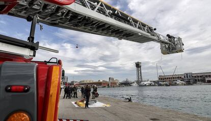 Demostració dels Bombers al port de Barcelona.