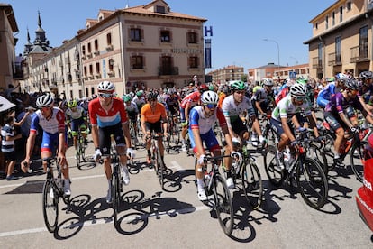 El pelotón durante la cuarta etapa de La Vuelta a España, de 163,9 km, que discurre entre las localidades de El Burgo de Osma y Molina de Aragón.