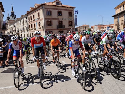 El pelotón durante la cuarta etapa de La Vuelta a España, de 163,9 km, que discurre entre las localidades de El Burgo de Osma y Molina de Aragón.