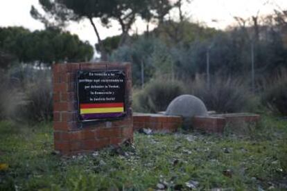 Placa en homenaje a los presos en Carabanchel en el terreno de lo que fue la cárcel.