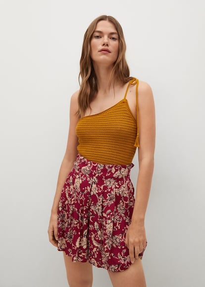 Si buscas un estilo boho para tus looks de verano, te gustará este short fluido estampado con efecto falda. Es de Mango y pasa de costar 25,99 euros a 19,99.