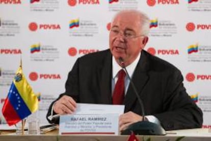 El ministro de Energía y Petróleo y presidente de Petróleos de Venezuela (PDVSA), Rafael Ramírez, habla tras una reunión con Alexander Muranov (fuera de cuadro), vicepresidente de la junta de Gazprombank de Rusia, en Caracas (Venezuela).