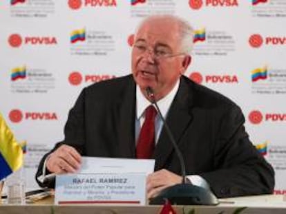 El ministro de Energía y Petróleo y presidente de Petróleos de Venezuela (PDVSA), Rafael Ramírez, habla tras una reunión con Alexander Muranov (fuera de cuadro), vicepresidente de la junta de Gazprombank de Rusia, en Caracas (Venezuela).