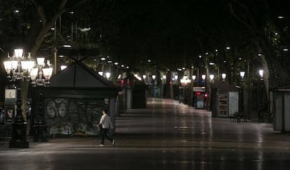 La Rambla desierta en una noche tras el toque de queda.