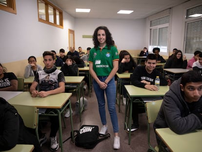 Charla de la boxeadora Maria Gonzalez en el IES Vallecas I, del programa Poderosas, que busca potenciar el deporte femenino mediante charlas de deportistas profesionales.