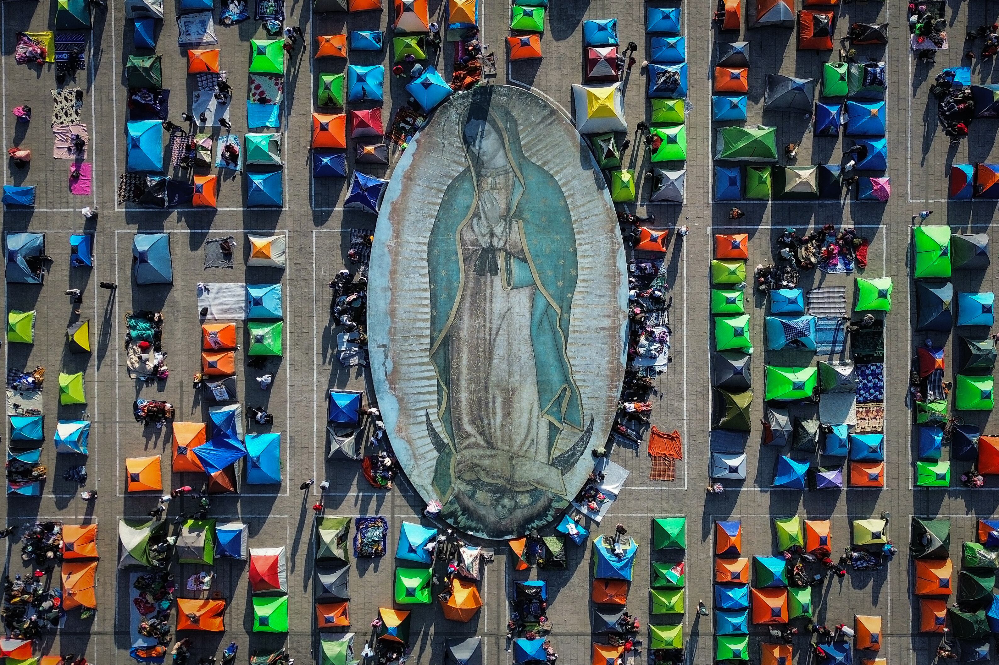 Peregrinos amanecen en la Basílica de Guadalupe tras acampar en su plaza, el 11 de diciembre de 2024.