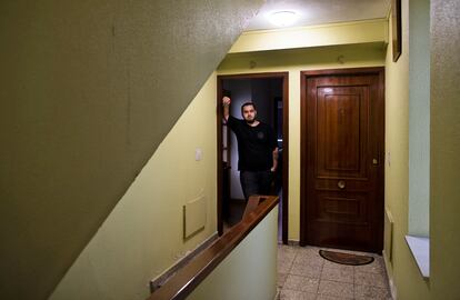 Alejandro Suárez, estudiante de Historia en la Universidad de Santiago, en su piso de alquiler en la capital gallega.