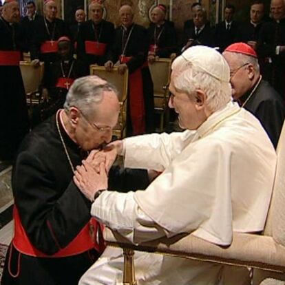 Un cardenal besa la mano de Benedicto XVI en una audiencia celebrada esta mañana.