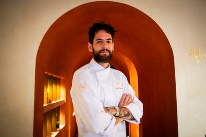 El cocinero Rubén Hernández Mosquero en el pasillo de su primer proyecto personal, el restaurante EMi, en Madrid.