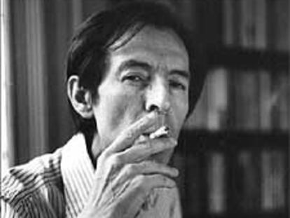 Julio Ramón Ribeyro (1929-1994) es autor de obras como 'Prosas apátridas', 'Sólo para fumadores' y 'Los geniecillos dominicales'.