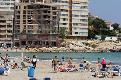 Edificio Ánfora, en la cala de Finestrat, que el Gobierno quiere comprar para recuperar un tramo del litoral.