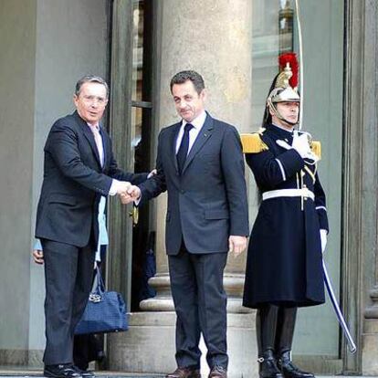 El presidente de Colombia, Álvaro Uribe, saluda a su homólogo francés, Nicolas Sarkozy, ayer en París.