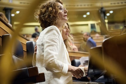 La vicepresidenta primera y ministra de Hacienda, María Jesús Montero, junto a la vicepresidenta segunda y ministra de Trabajo, Yolanda Díaz.