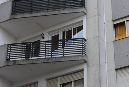 Vista ayer sábado del exterior del edificio en el que apareció muerto el viernes un matrimonio en Vigo.