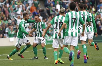 El defensa danés del Betis Riza Durmisi celebra el gol marcado ante el Sevilla durante el partido de la 24ª jornada de Liga disputado en el estadio Benito Villamarín de Sevilla.