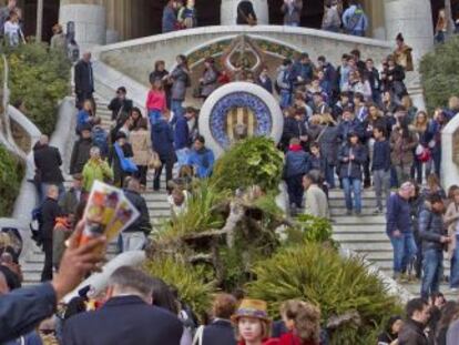 Turistas en el Park G&uuml;ell.