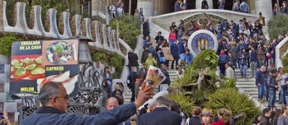 Turistas en el Park G&uuml;ell.