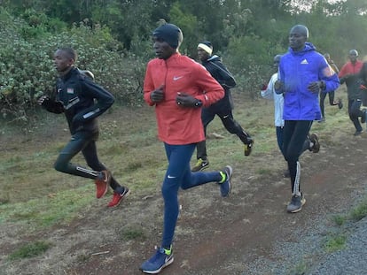 Kipchoge, de vermelho, à frente de um grupo de atletas, treinando no Quênia na sexta-feira, dia 17 de março