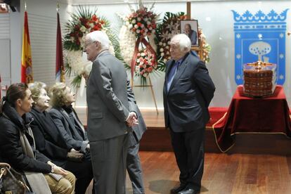 El expresidente de la Academia de la Letras, Víctor García de la Concha, dando el pésame a Isabel Vigliola, viuda de Mingote. La capilla ardiente del dibujante se ha instalado en los Jardines de Cecilio Rodríguez, en el madrileño parque del Retiro.