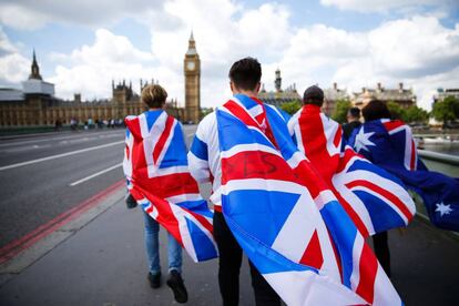 Un grupo de personas con la bandera de la Uni&oacute;n, ayer en Londres. 