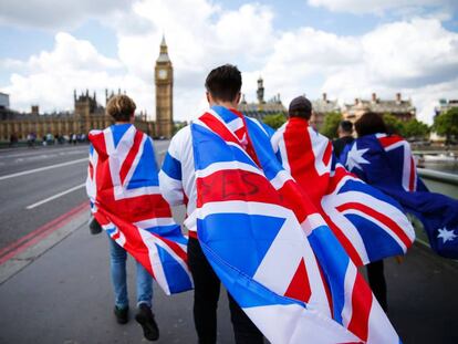 Un grupo de personas con la bandera de la Uni&oacute;n, ayer en Londres. 