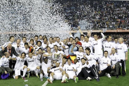 Los jugadores del Real Madrid celebran la Copa del Rey conquistada el 20 de abril de 2011 al ganar al Barcelona (0-1) en Mestalla. Fue el primer título de Mourinho con el Madrid.