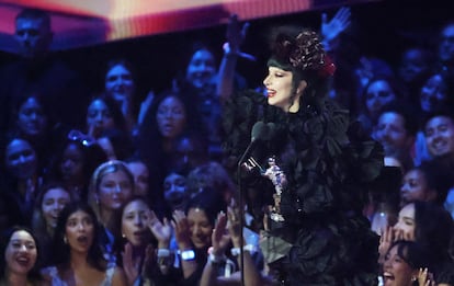 Lady Gaga recoge el premio a artista del año en los MTV Video Music Awards de 2025.