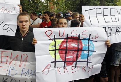 Rusos ortodoxos piden castigo para las componentes del grupo Pussy Riot, frente al tribunal Khamovnichesky, en la capital rusa.