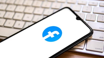 Un móvil con el logotipo de Facebook.