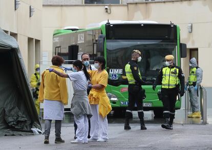 Traslado de enfermos por la pandemia de coronavirus desde el Hospital Gregorio Marañón en Madrid.