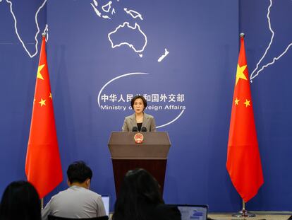 La portavoz del ministerio de Exteriores de China, Mao Ning, durante una comparecencia ante los medios este lunes.