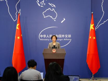 La portavoz del ministerio de Exteriores de China, Mao Ning, durante una comparecencia ante los medios este lunes.