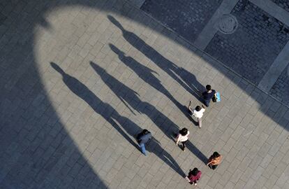 Un grupo de personas proyectan su sombra en el suelo durante la puesta de sol en Xi'an (China), el 15 de mayo 2014.