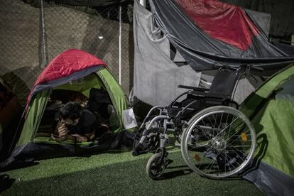 Acnur, la Agencia de Naciones Unidas para los Refugiados, dice que hay 407 menores no tutelados en Moria. En la imagen, un migrante descansa en una tienda de campaña junto a su silla de ruedas.