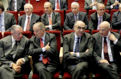Empresarios participantes en el encuentro con el presidente de la Generalitat. De izquierda a derecha, en la primera fila, Lepoldo Rodes (media Planing); Salvador Gavarró (Gas Natural Fenosa); Salvador Alemany (Abertis) y Jospe Oliu (Banco de Sabadell).