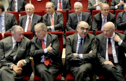 Empresarios  participantes en el encuentro con el presidente de la Generalitat. De izquierda a derecha, en la primera fila, Lepoldo Rodes (media Planing); Salvador Gavarró (Gas Natural Fenosa); Salvador Alemany (Abertis) y Jospe Oliu (Banco de Sabadell).