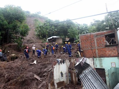 La polic&iacute;a trata de rescatar v&iacute;ctimas de un corrimiento de tierras por las lluvias en Ciudad Arce, El Salvador, ayer.