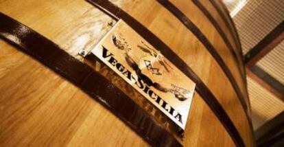 Logo de Vega Sicilia en una barril de vino.