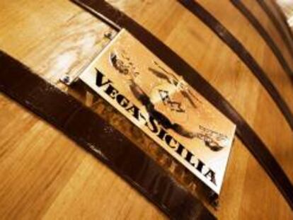 Logo de Vega Sicilia en una barril de vino.