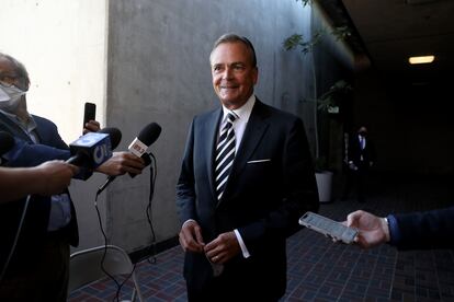 El multimillonario Rick Caruso habla con la prensa tras postularse como candidato a alcalde de Los Ángeles, California, el pasado 11 de febrero.