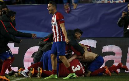 Los jugadores del Atlético de Madrid celebran el pase a cuartos de la Champions.