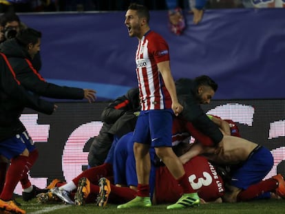 Los jugadores del Atl&eacute;tico de Madrid celebran el pase a cuartos de la Champions. 