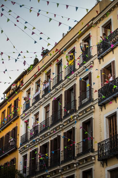 Ensayo de una performance entre balcones en la calle Corredera baja con calle Puebla, en Malasaña, para las fiestas del 2 de mayo.