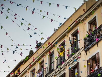 Ensayo de una performance entre balcones en la calle Corredera baja con calle Puebla, en Malasaña, para las fiestas del 2 de mayo.