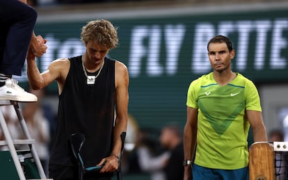 Alexander Zverev abandona la pista tras la lesión en presencia de Nadal.