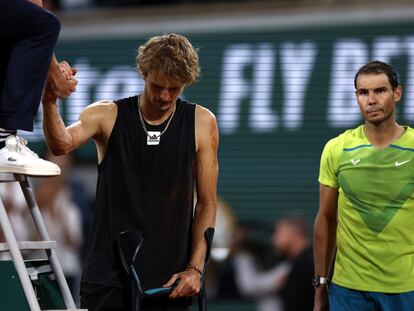 Alexander Zverev  abandona la pista tras la lesión en presencia de Nadal.