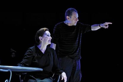 Lluís Pasqual, con Núria Espert, retratados durante unos ensayos en 2009.