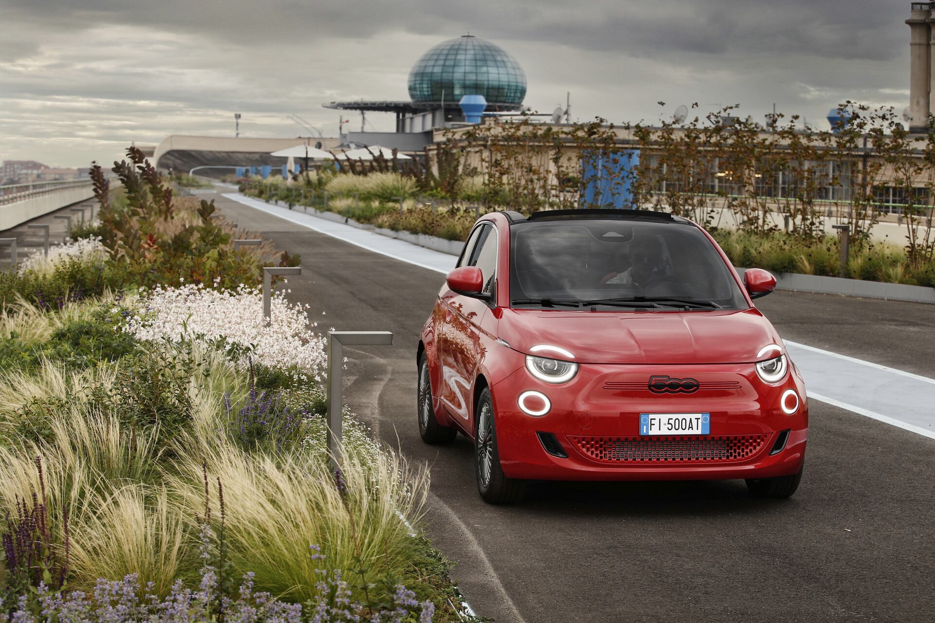 El coche eléctrico se dispara un 50% en el inicio de febrero pese a la caída del Moves III